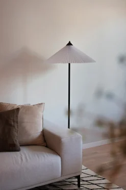Vardagsrum|Golvlampor|Globen Lighting Golvlampa 'Matisse' - Vit/Svart