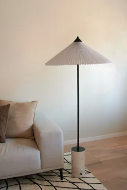 Vardagsrum|Golvlampor|Globen Lighting Golvlampa 'Matisse' - Vit/Svart